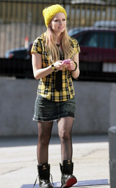 avril-lavigne-presents-her-col
